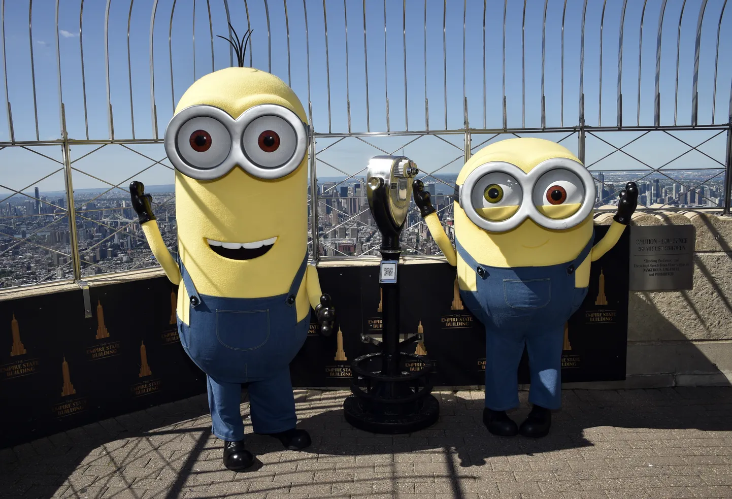 Minionu varoņi Kevins un Bobs pozē uz "Empire State Building" 86. stāva observatorijas platformas 2022. gada 28. jūnijā, svinot filmas "Minions: The Rise of Gru" pirmizrādi.