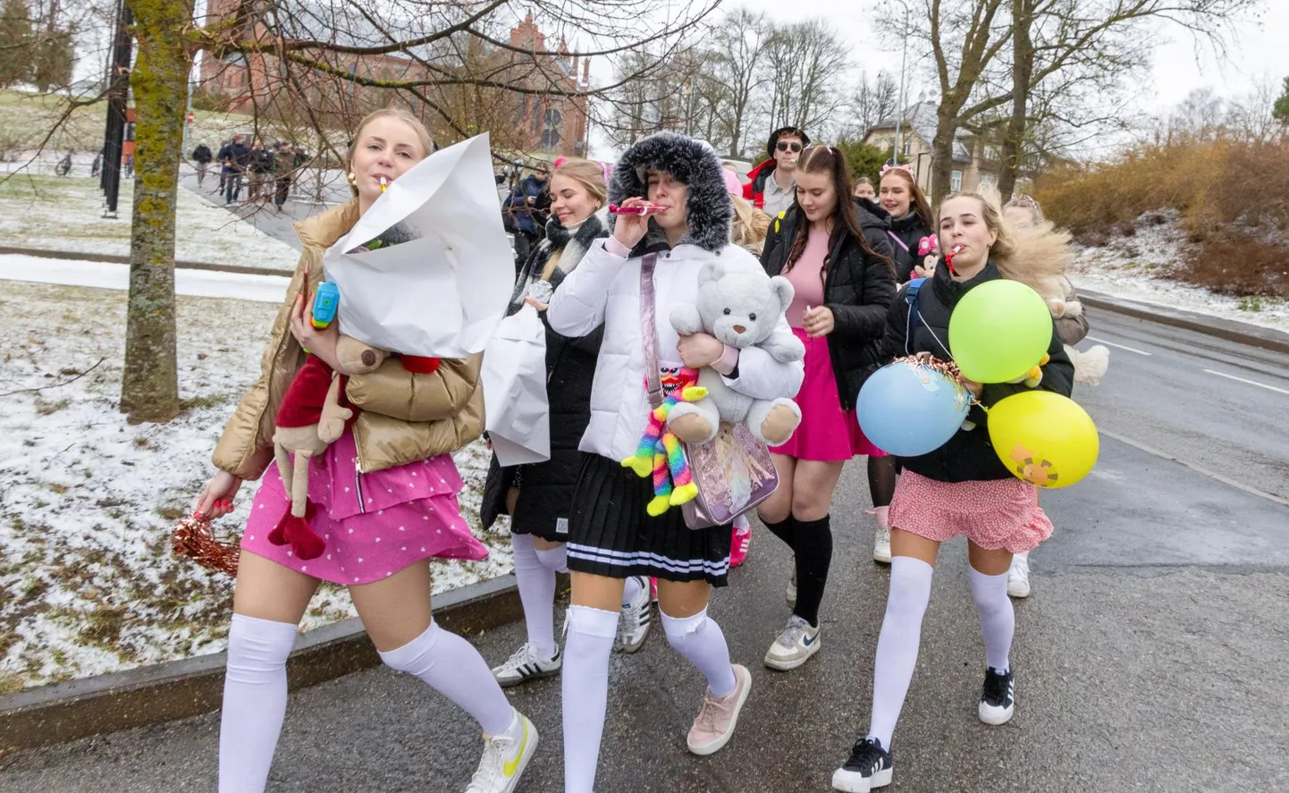 Viljandi gümnasistid pidasid reedel tutipäeva, mis tähistab koolitundide lõppemist ning eksamite algust.