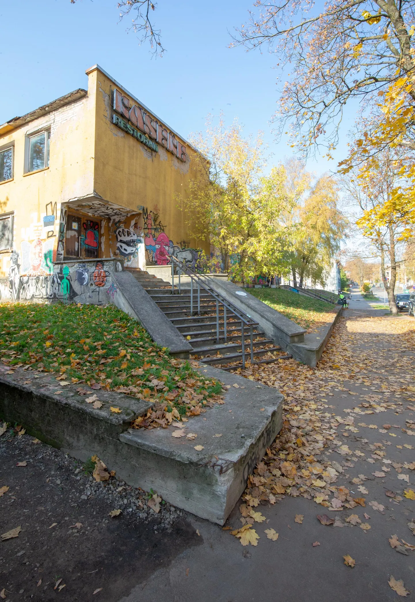Tähe 19 kinnistu hoonele joonistatud tänavakunstiteosed kaovad, kuid linn pole kunstnikele uut lõuendit veel pakkunud.