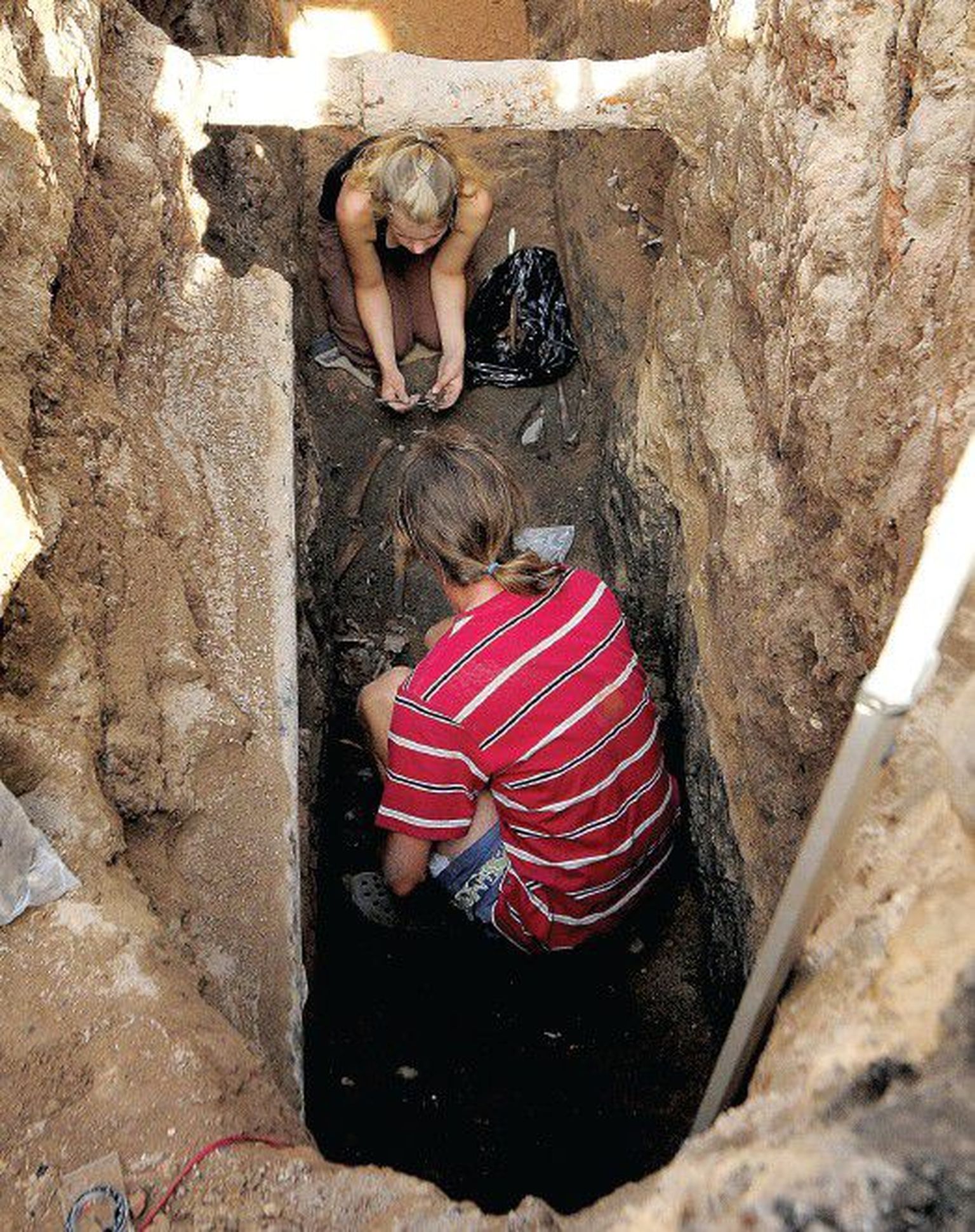 Reede hommikuks olid arheoloogid Jakobi tänava kraavist leidnud kümme korrapärast matust, päev andis juurde veel kaheksa matust.