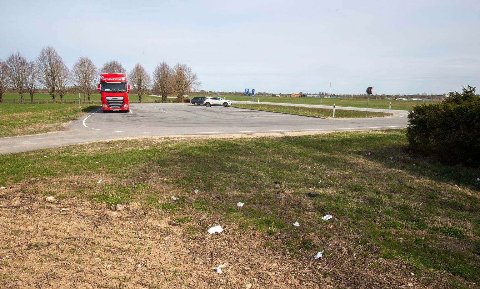 Teiste kohtade seas on transpordiamet pidanud vajalikuks prügikast tuua Viljandi–Rõngu maantee alguses Vardja külas olevasse Laidoneri parklasse.