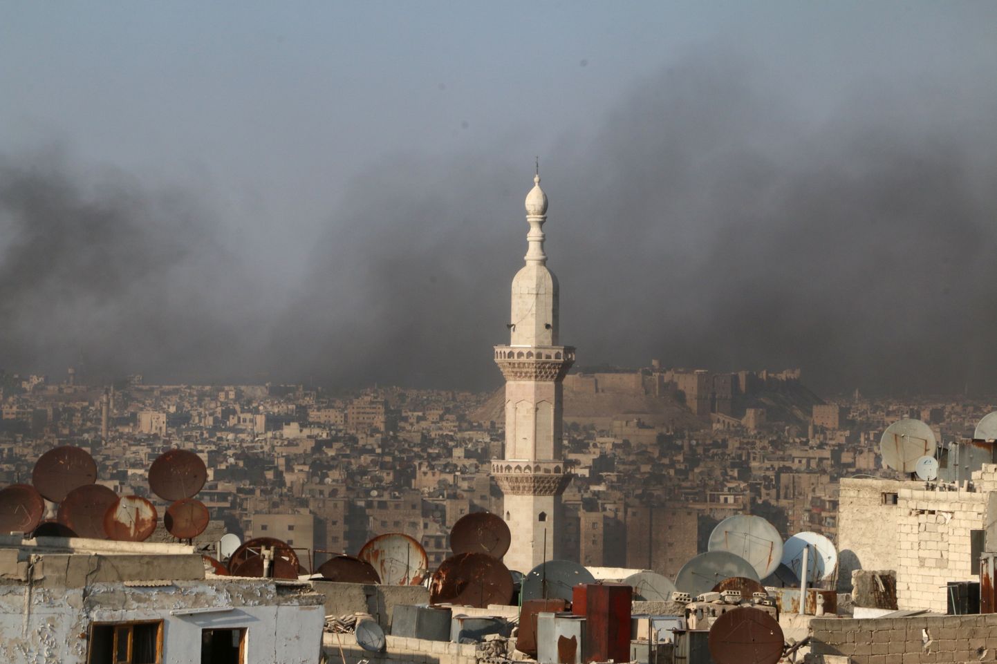 Pildil on näha Aleppo linnas suitsu tõusmas.