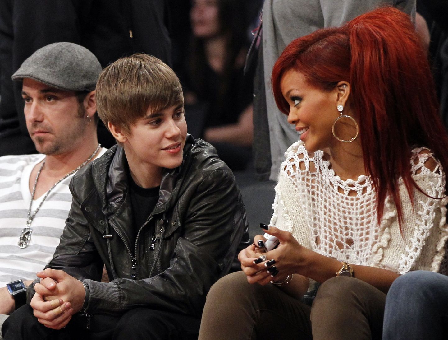 Lauljad Justin Bieber ja Rihanna NBA mängu vaatamas.