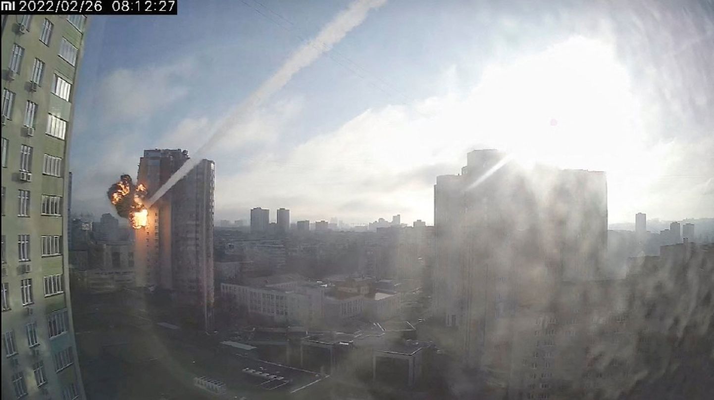 Gaisa trieciens trāpa daudzdzīvokļu ēkai Kijevā.