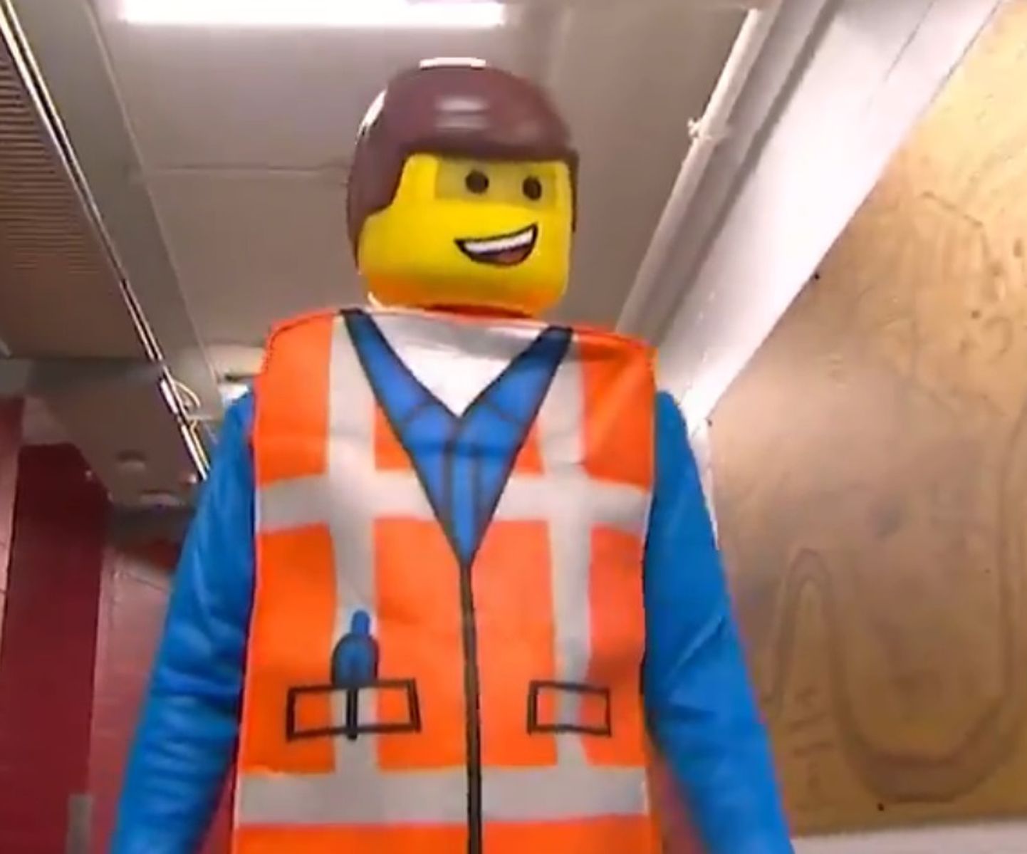 Džeidžejs Rediks pārģērbies par Lego vīru.