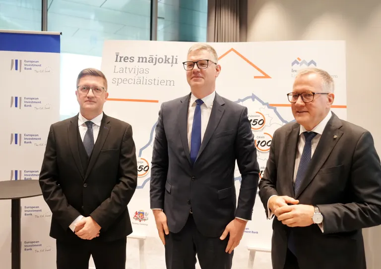 VAS "Valsts nekustamie īpašumi" valdes loceklis Andris Vārna (no kreisās), Rīgas domes priekšsēdētājs Vilnis Ķirsis un finanšu ministrs Arvils Ašeradens piedalās Finanšu ministrijas virzītās dzīvokļu privātās un publiskās partnerības programmas "Īres mājokļi Latvijas speciālistiem" atklāšanas un nodoma protokola parakstīšanas ar pašvaldībām pasākumā biroju kompleksā "Verde" Rīgā. 2024. gada 2. oktobris.