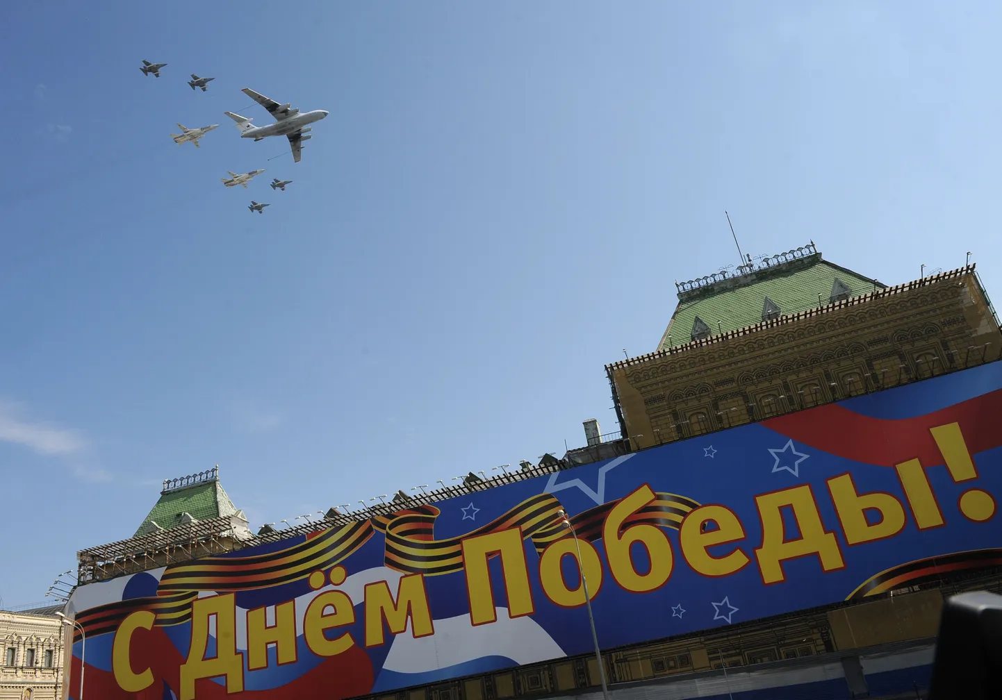 Mullu lendasid üle Moskva näiteks TU-160, neljamootoriline tankurlennuk IL-78 ja  MiG-31 hävituslennukid.