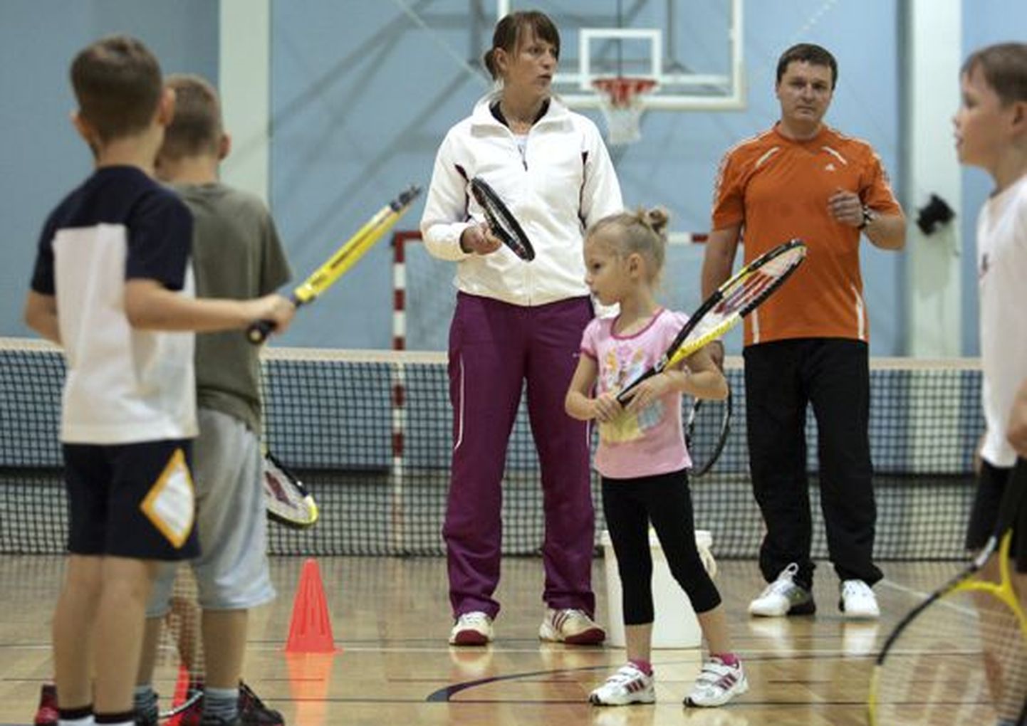 Rakvere tenniseklubi treenerid Maret Ani ja Indrek Krigul andsid sügisel Sõmeru kooli võimlas tennisetunde kõige väiksematele tennisemänguhuvilistele.