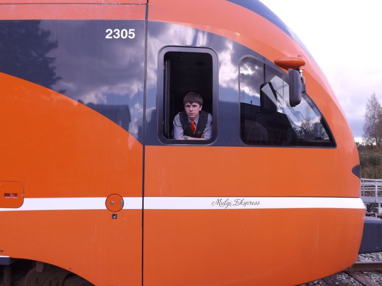 Оранжевые поезда, которые в народе получили название «морковка», имеют имена. Обратите внимание на красивую надпись на боку. Этот называется Mulgi ekspress. Позже, уже на балтийском вокзале, обнаружился Apelsin. В кабине – Александр Якушев. Фото: