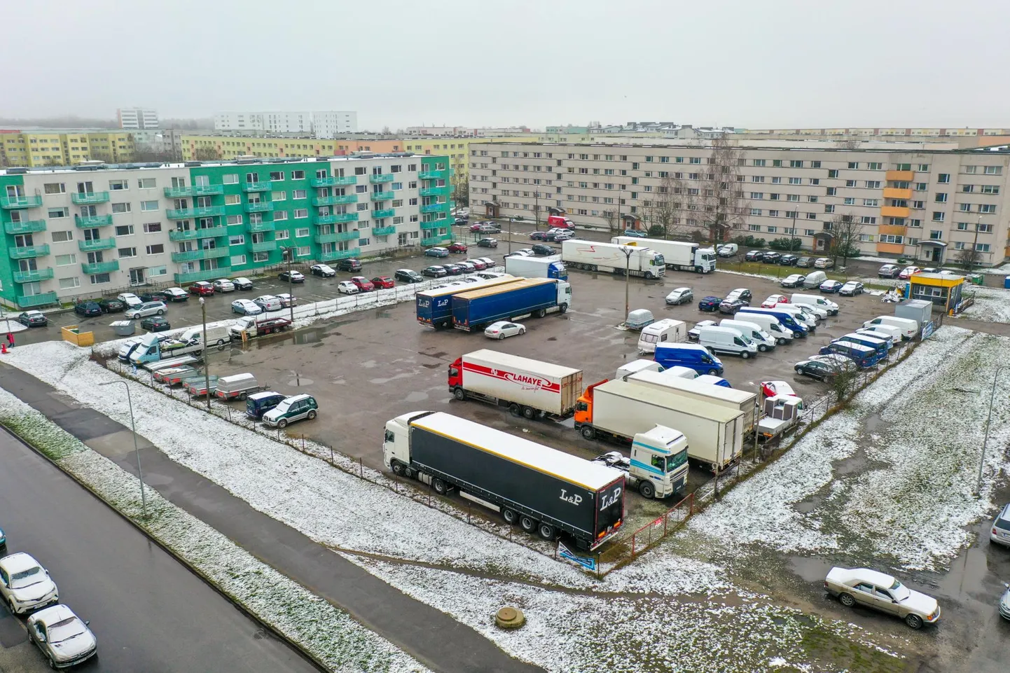 Pärnus, Mai elamurajoonis aadressil Metsa tänav 15 asuv raskeveokite parkla pahandab ümberkaudsete majade elanikke. 
