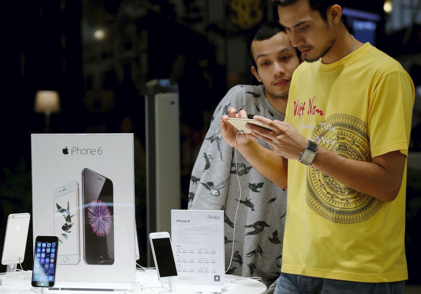 Kasutajad uurivad uut Apple iPhone 6-t