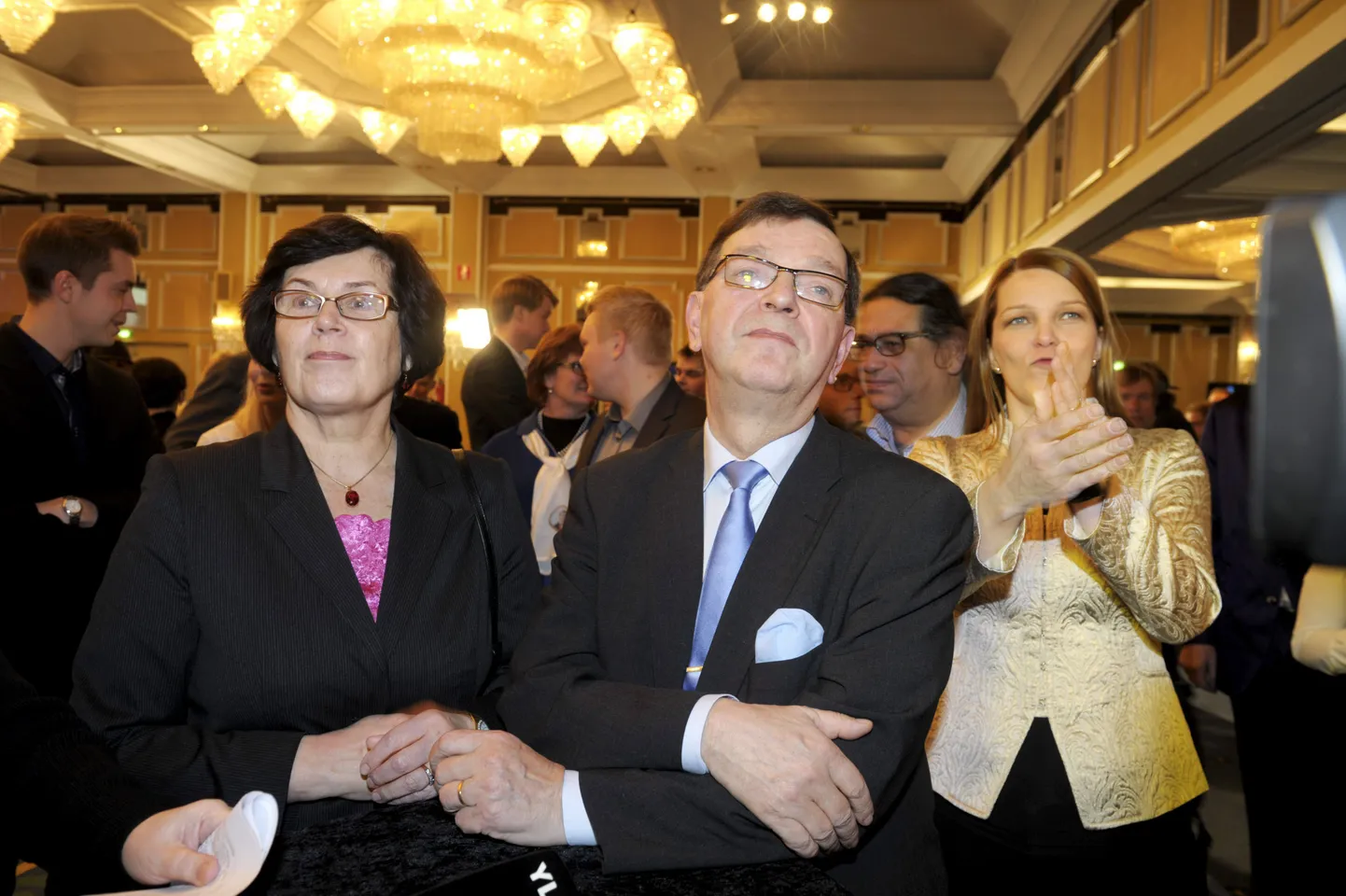 Paavo Väyrynen koos abikaasa Vuokkoga (vasakul) ja Keskerakonna juhi Mari Kiviniemiga.