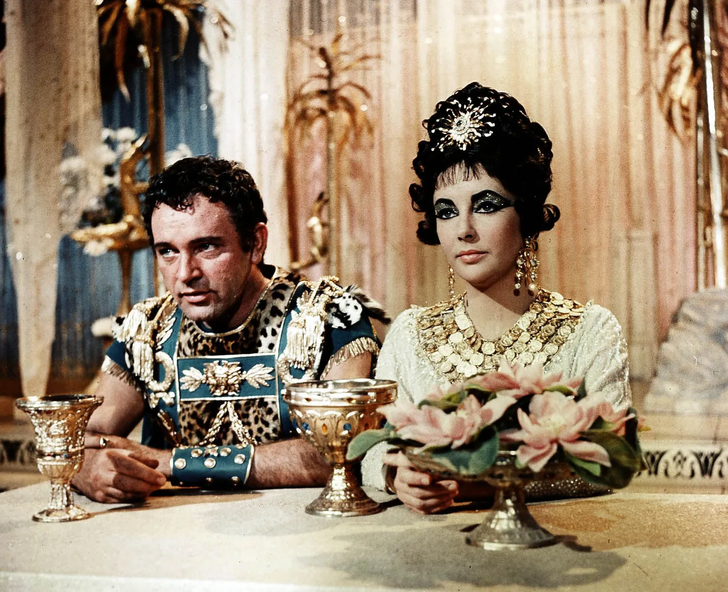 Kaader 1963. aasta filmist «Cleopatra». Cleopatra rollis on Elizabeth Taylor ja Marcus Antoniust kehastab Richard Burton