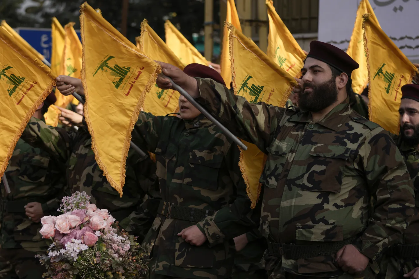 Iraaniga seotud islamirühmituse Hezbollah’ võitlejad kaaslase matustel Beirutis 30. märtsil.
