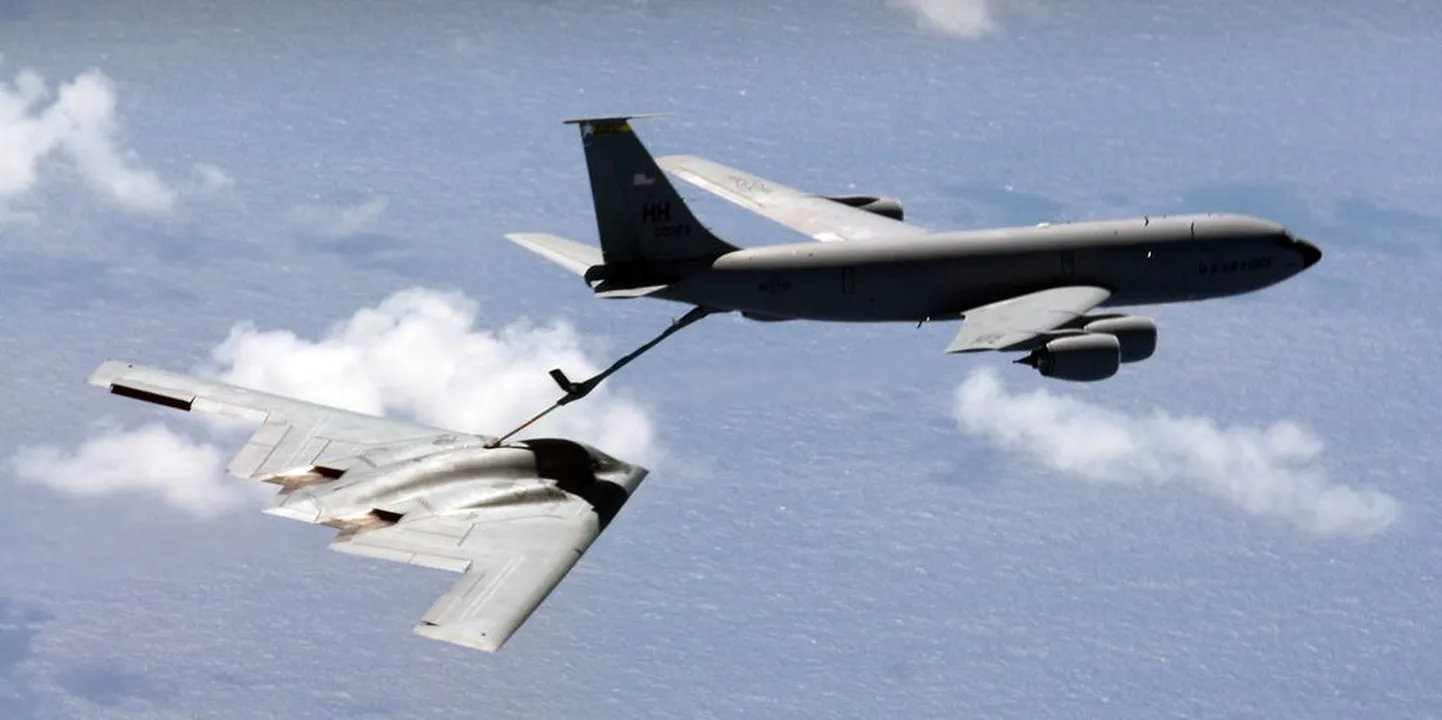 Tankurlennuk KC-135 tangib kütust pommituslennukile B-2  .