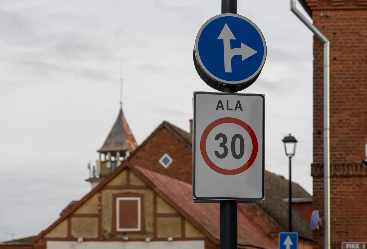 Mitmele Viljandi kesklinna tänavale pandi eelmisel nädalal üles kiirust piiravad liiklusmärgid, nii et need piiritlevad nüüd ala, kus ei tohi enam sõita kiiremini kui 30 kilomeetrit tunnis.