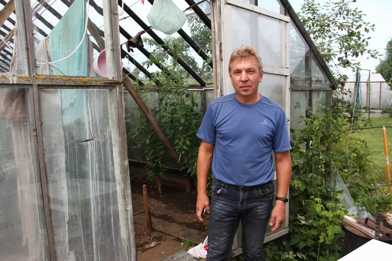 Александр Шепелев показывает парник, который был затоплен из-за прорыва трубы в СТ "Спутник" в Силламяэ.
