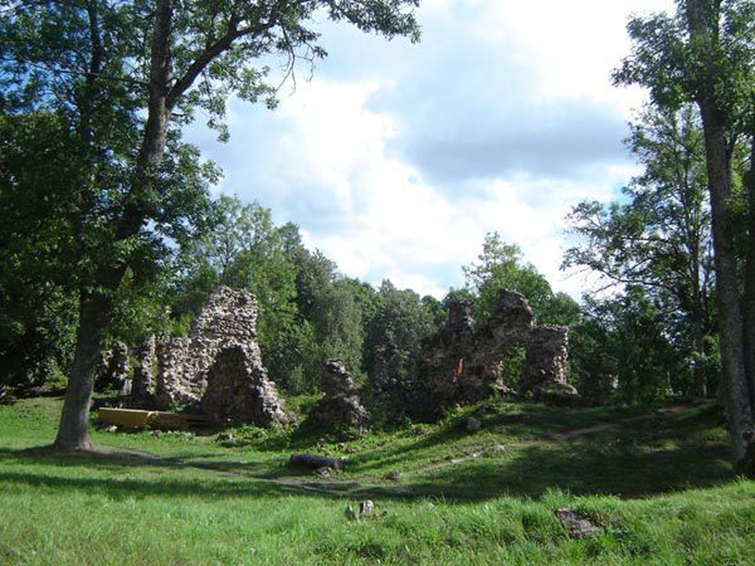 Helme linnus on tähelepanuväärne ka seetõttu, et selle keskaegseid müüre on maapinnal kõige rohkem säilinud.