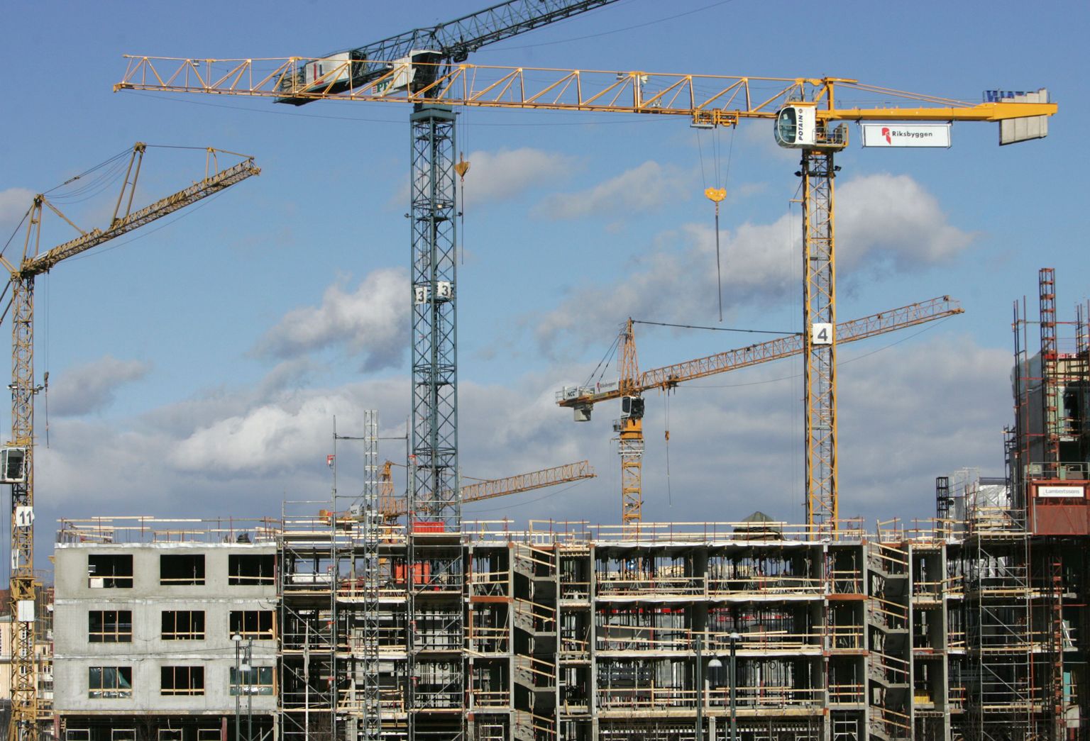 Paljud eestlased on lähivälismaal ehitajatena tööl. Pildil kortermaja ehitus Stockholmis.
