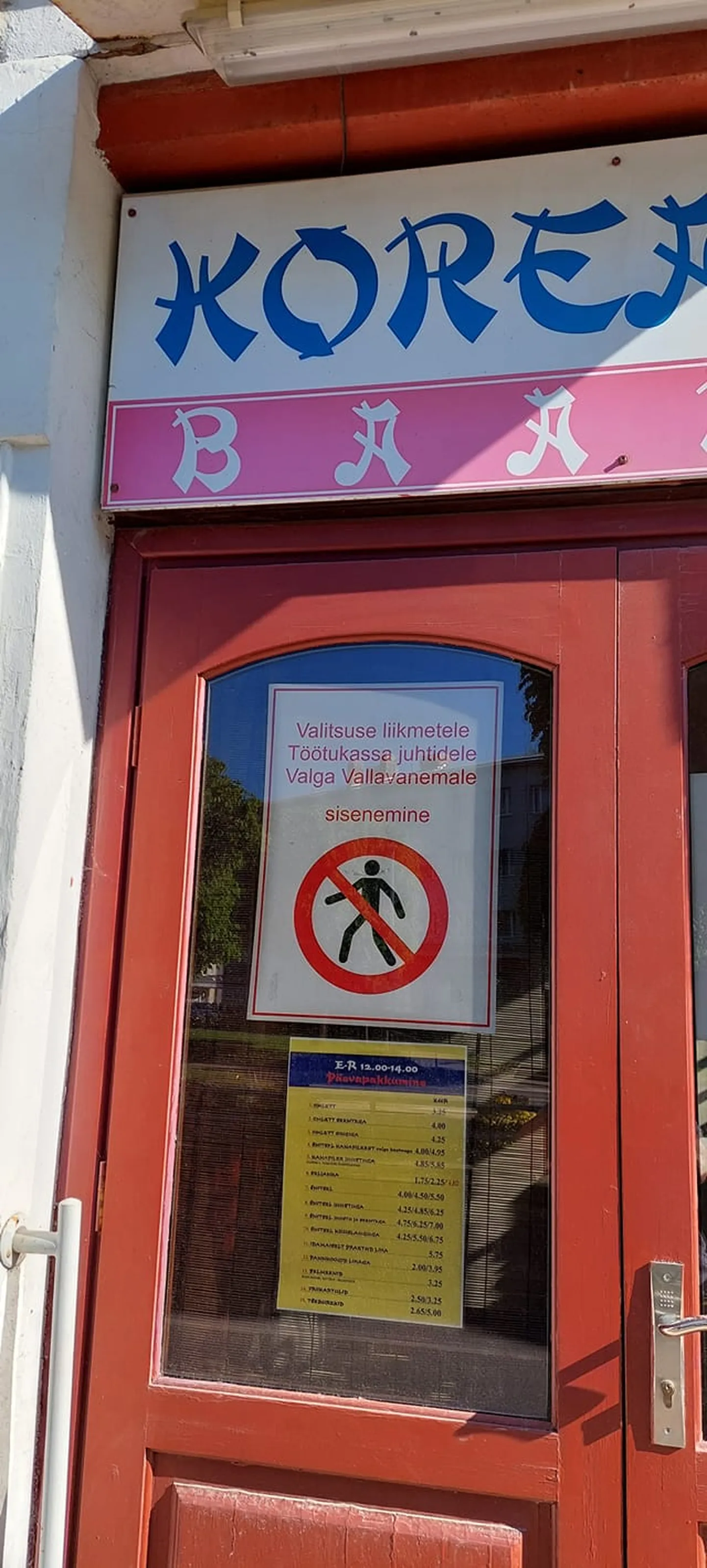 На двери ресторана появился запрещающий знак.