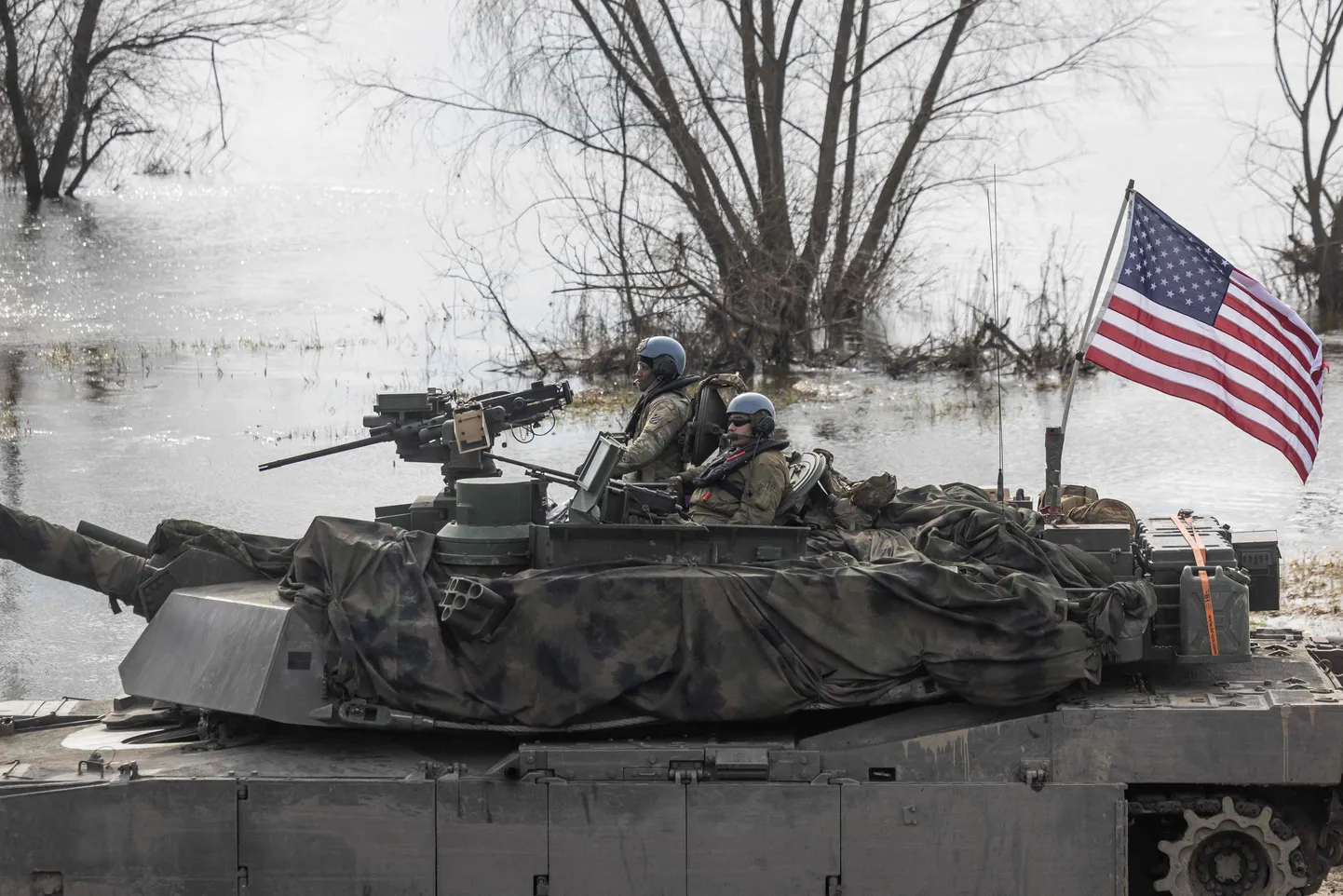 USA sõdurid Abrams-tankil 4. märtsil 2024 Põhja-Poolas Korzeniewos õppusel NATO DRAGON 2024.