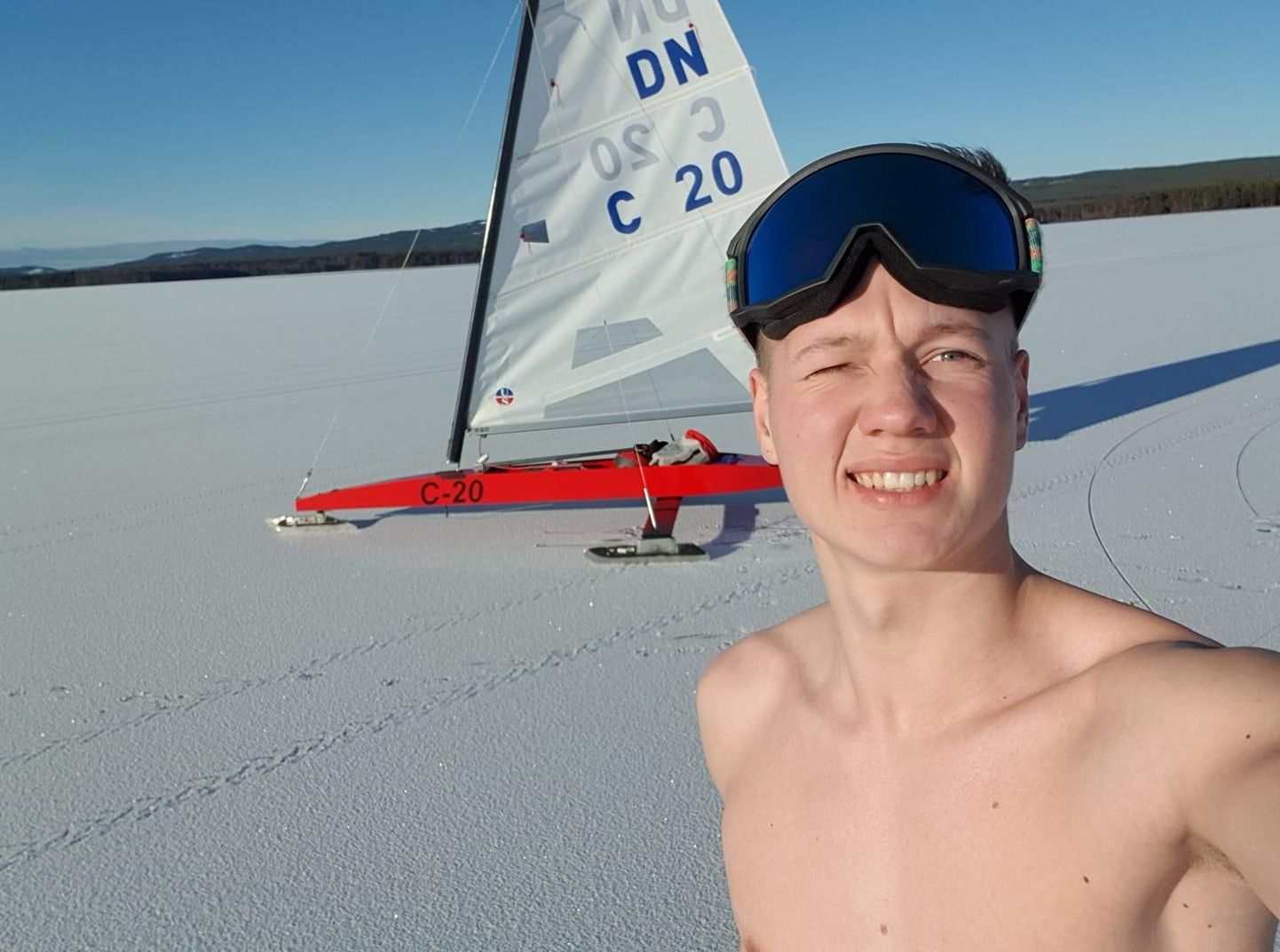 Rootsis jääpurjetamise DN-klassi maailmameistrivõistlustel medalit ihkav pärnakas Rasmus Maalinn naudib tuule asemel päikest.