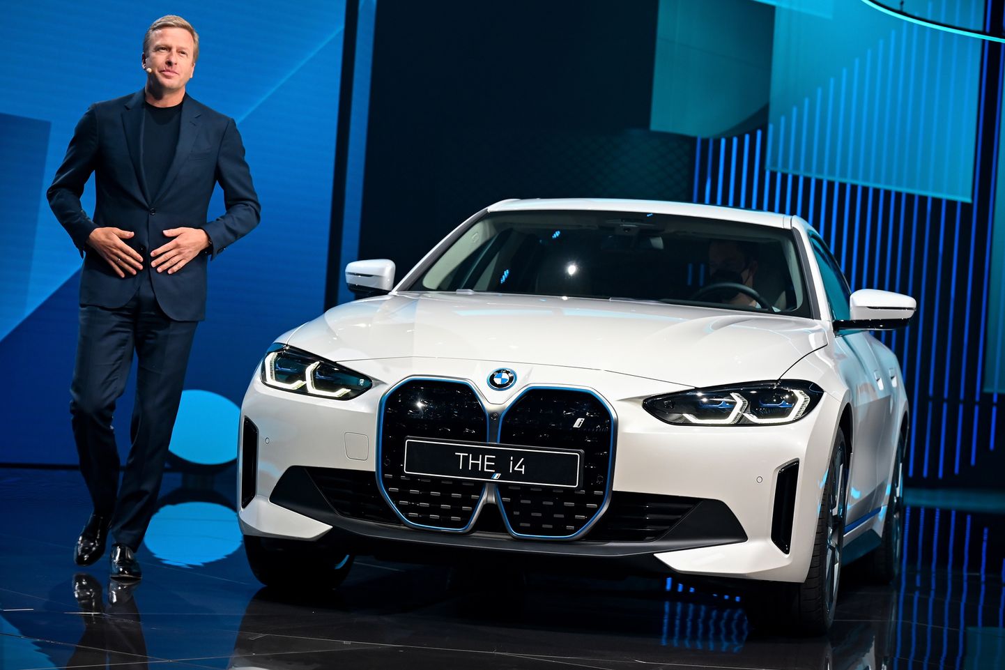 Euroopa autotootjate liidu ACEA esimees ja BMW tegevjuht Oliver Zipse esitlemas  uut automudelit BMW i4. EPA/SASCHA STEINBACH