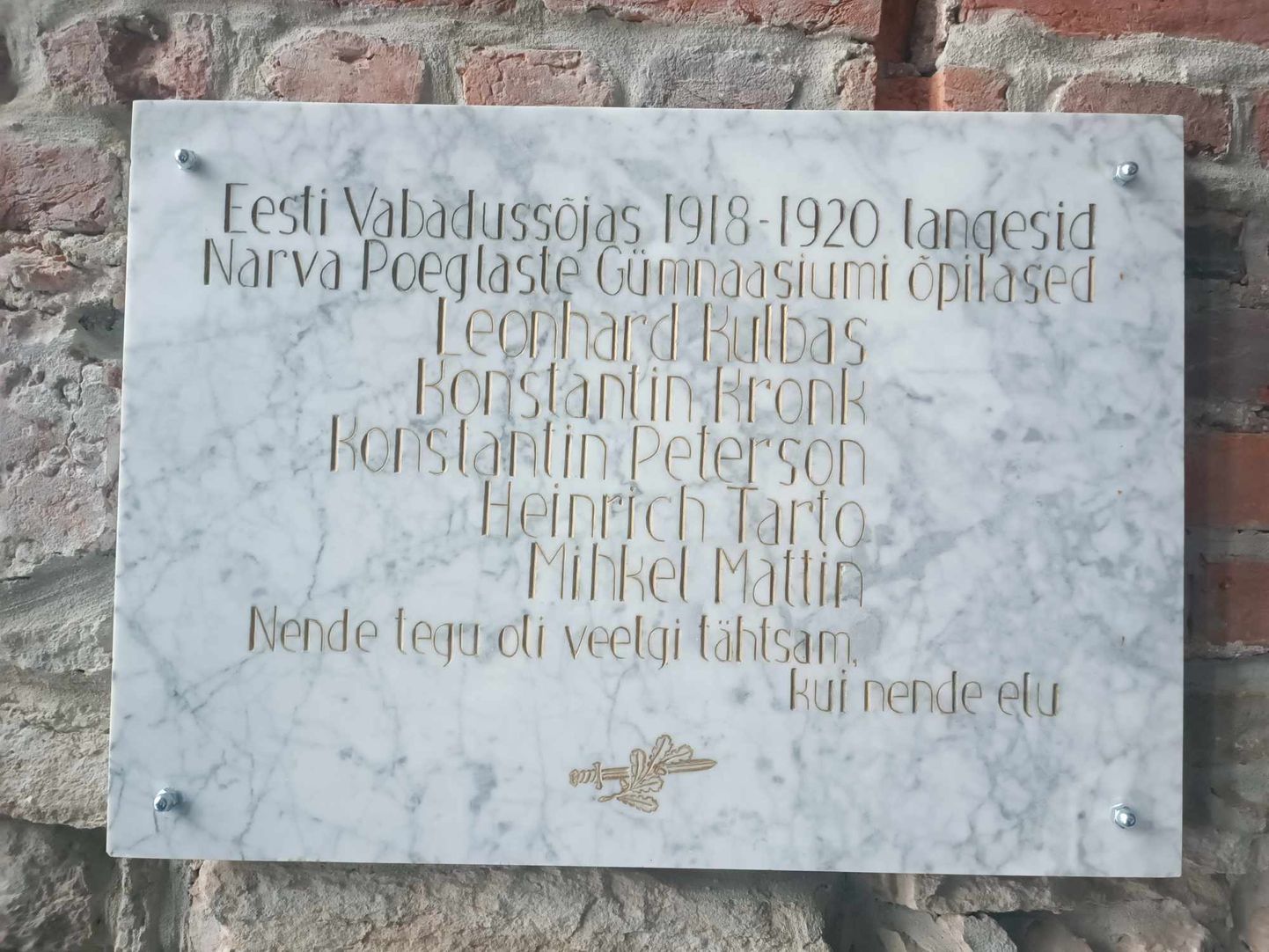 Mälestustahvel Vabadussõjas langenud Narva koolipoistele.