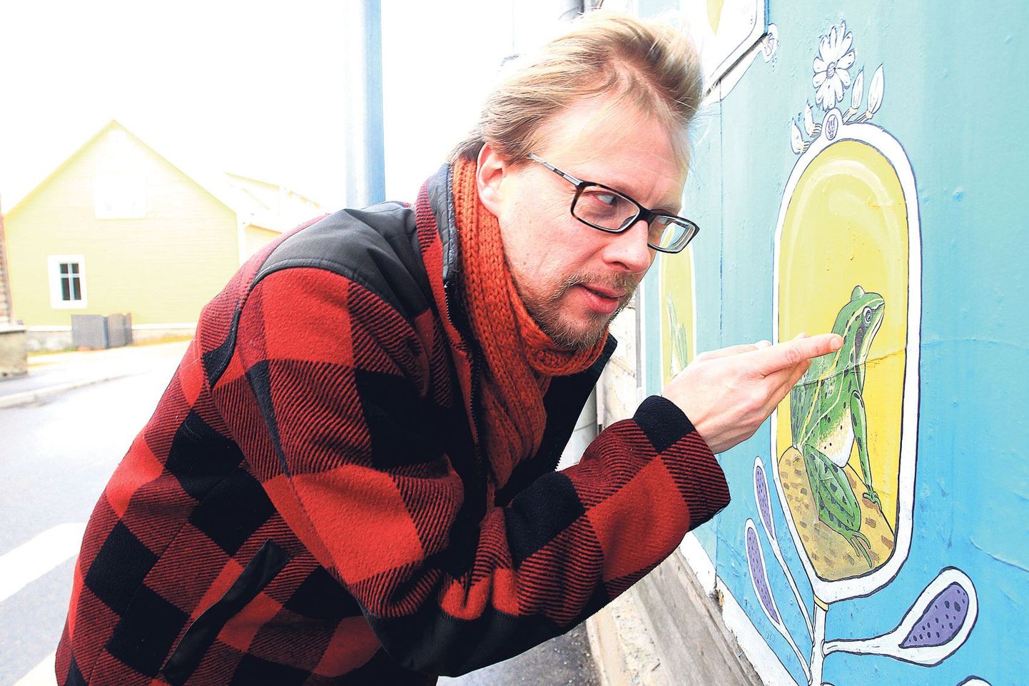 Kirjanik Mika Keränen (42) uurib Supilinna salaseltsi Ramps liikmete moodi, kas võiks joonistatud konn olla mingi valgustkartva teo tunnistaja. Kroonuaia ja Kloostri tänava nurgale seinamaalingud teinud Kairo on üks tema lemmikuid Tartu tänavakunstis.