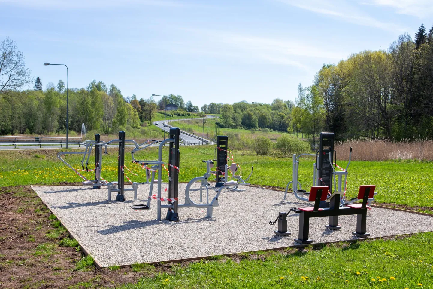 Kui selle nädala algul oli välijõusaal alles lintidega piiratud ja avamise ootel, siis nüüd on lindid eemaldatud ja sportimisvahendid kasutusvalmis.