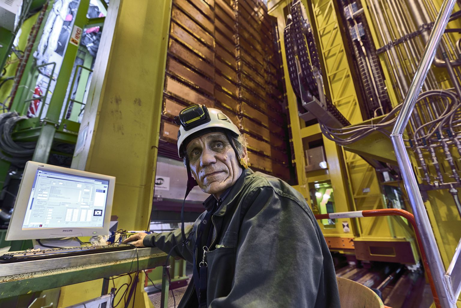 CERNi töötaja Nikolai Bondar Suurt Hadronite Põrgutit opereerimas.
