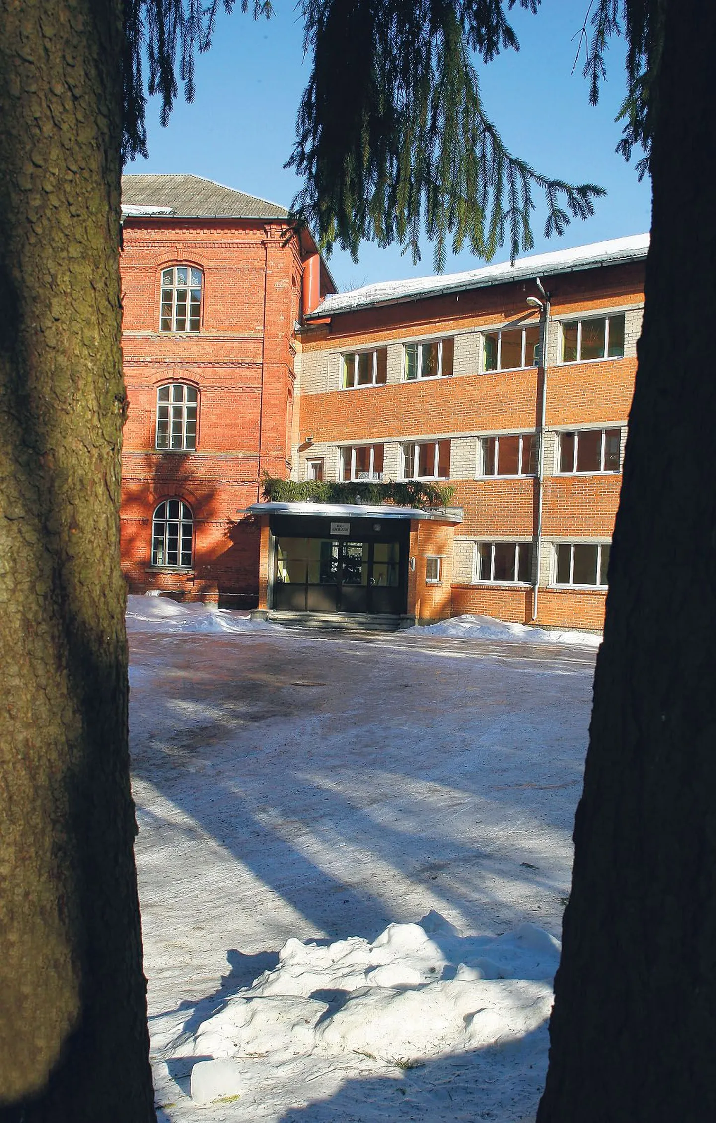 Kunas Sindi kooli ukse kohalt kaob gümnaasiumi kirjaga silt, sõltub linnavolikogust.