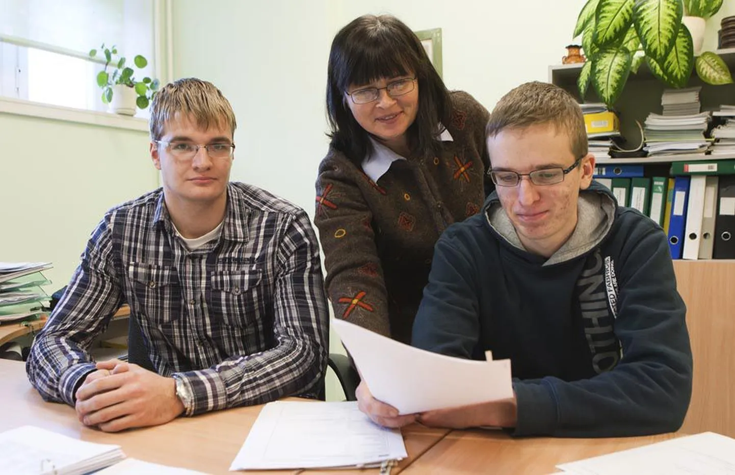 Olustvere ametikooli välissuhete koordinaator Aino Saavaste uurib, milliseid kogemusi said Saksamaal praktikal käies põllumajandusõpilased Jüri Laur (vasakul) ja Kristjan Tohus.