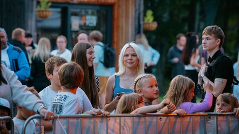 GALERII ⟩ Suur Elva Toidutänav tõi linna südamesse tuhanded toidunautlejad, õhtule pani punkti Púr Múdd