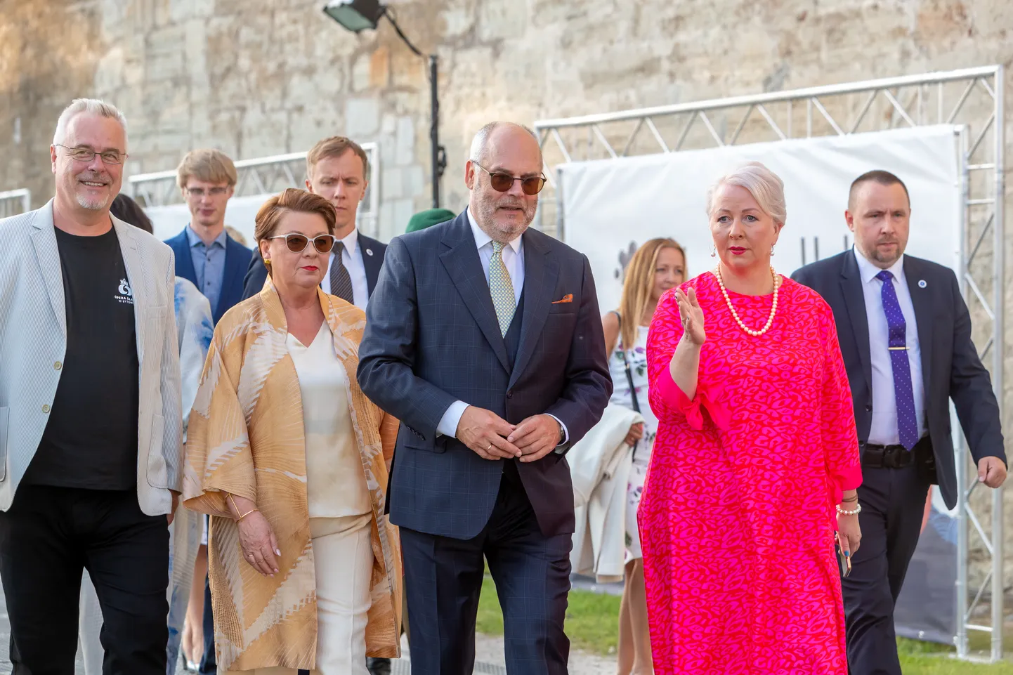 President Alar Karis koos abikaasa Sirjega (vasakult teine) külastas Saaremaa Ooperipäevi. Presidendipaari võttis  vastu Eesti Kontserti juht Kertu Orro ja Sileesia ooperi lavastaja Michal Znaniecki.