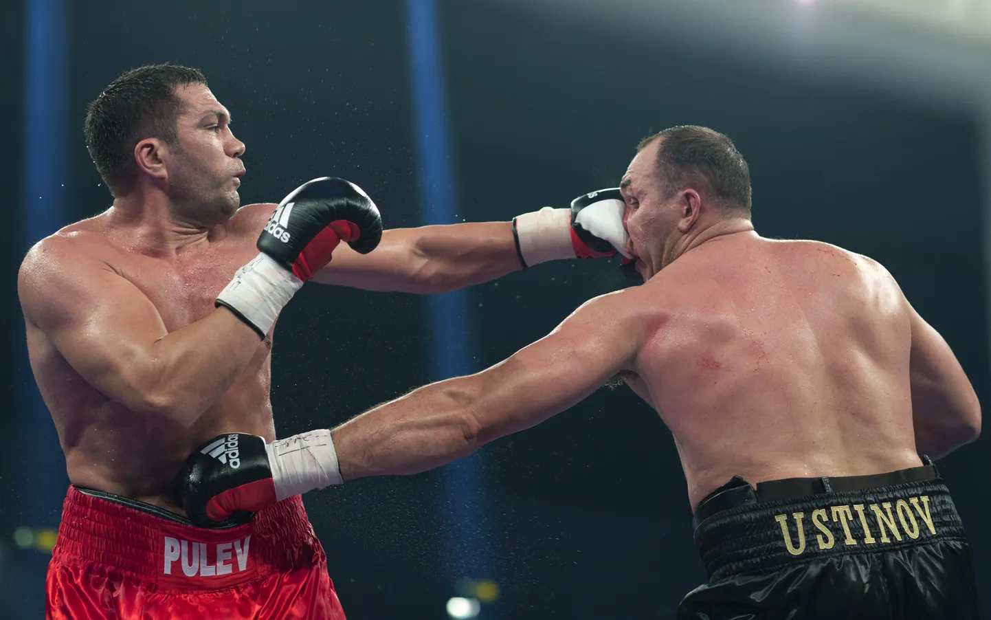 Kubrat Pulev (vasakul) tümitab sel pildil valgevenelast Aleksandr Ustinovit.