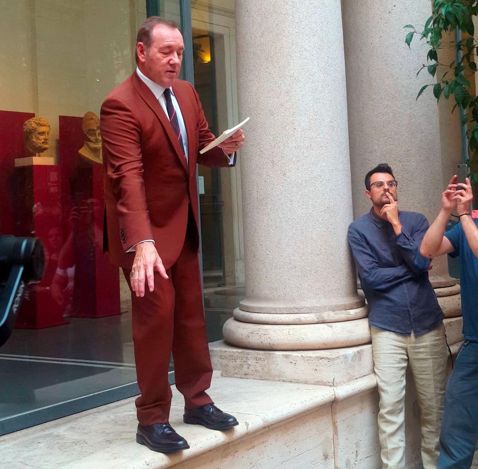 Kevin Spacey augustis 2019 Itaalias Roomas Museo Nazionale Romano Palazzo Massimos luuletust lugemas
