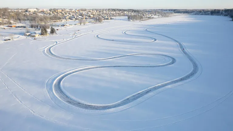 Viljandi järvel lookleb viiekilomeetrine uisurada, mille kallal on rajameistrid hoolega vaeva näinud, et see laupäeval Mulgi uisumaratonil ideaalses seisus oleks.