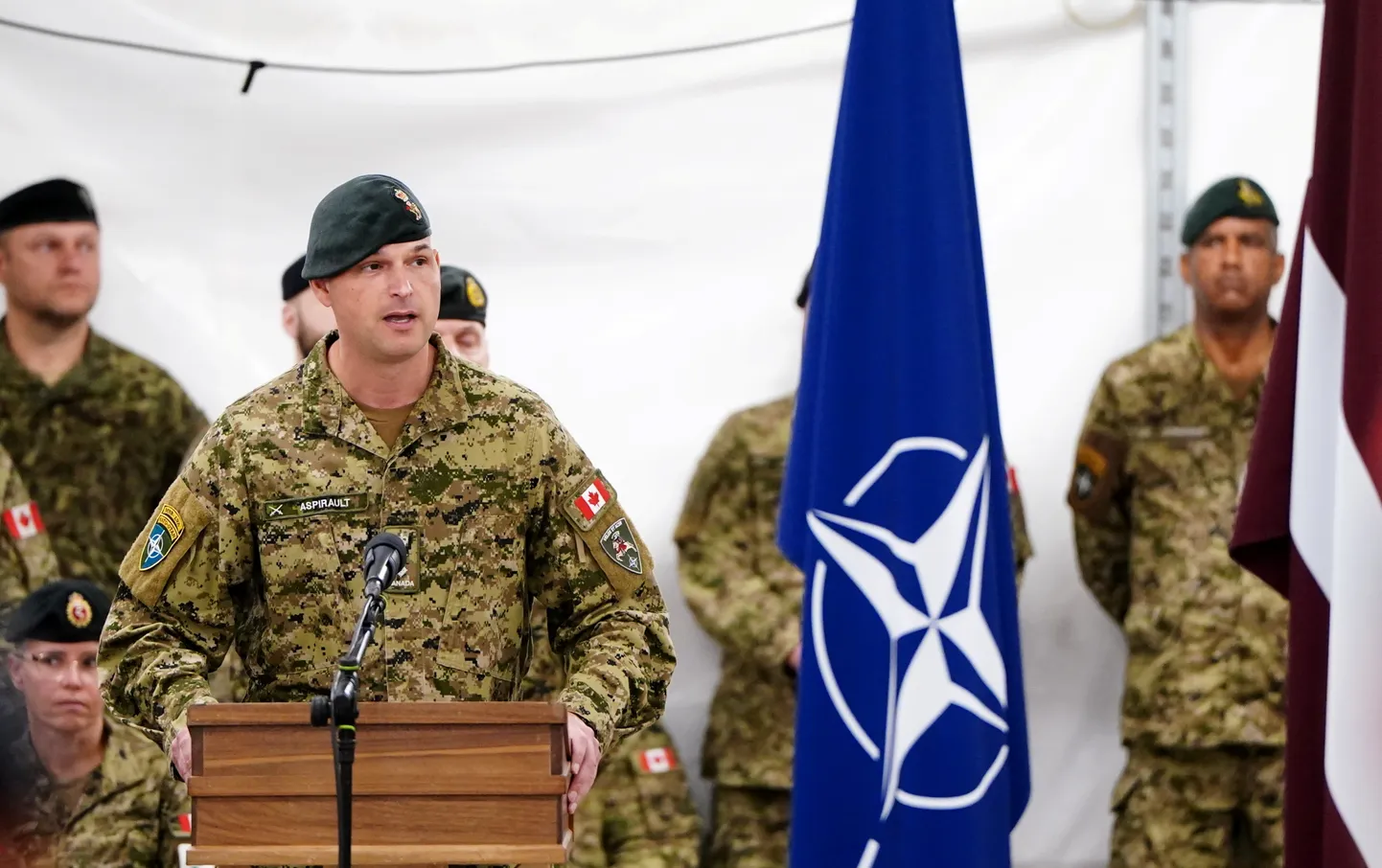 Командующий многонациональной бригадой НАТО в Латвии полковник Седрик Аспиро на церемонии на Адажской военной базе