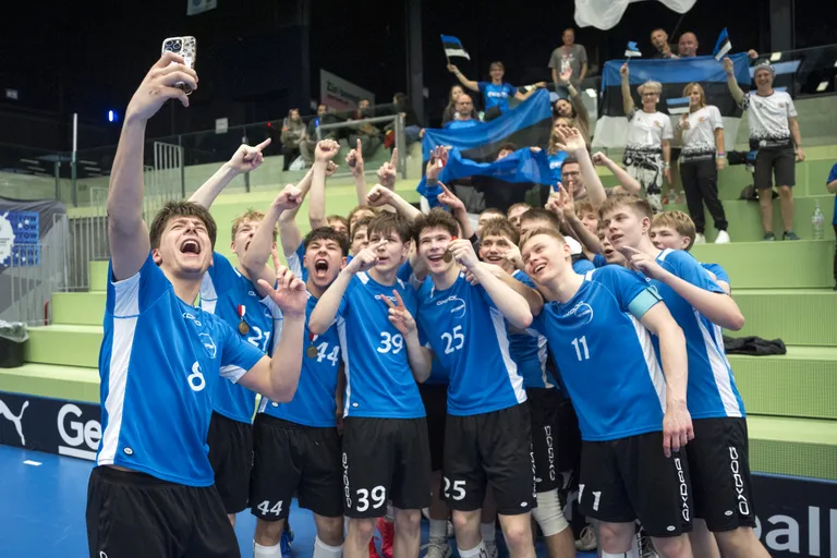 Eesti U19 noormeeste saalihokikoondis pärast võidetud 15. koha mängu Kanadaga.