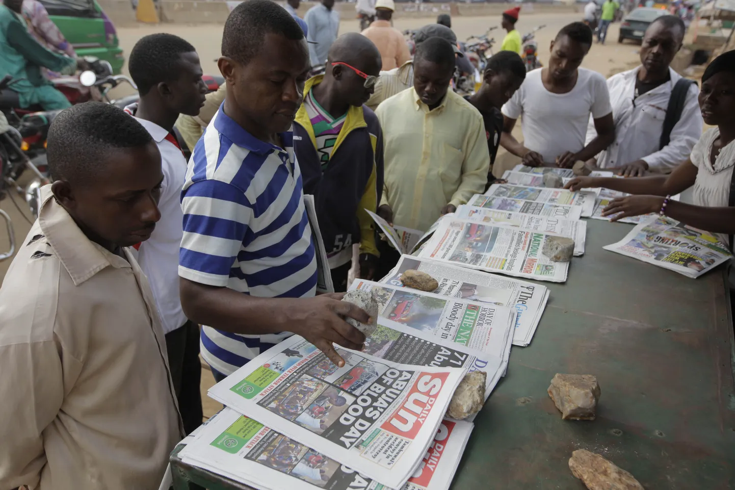 Täna täitis kõikide Nigeeria ajalehtede esikülgi eile toimunud ohvriterohke pommiplahvatuse kajastus.