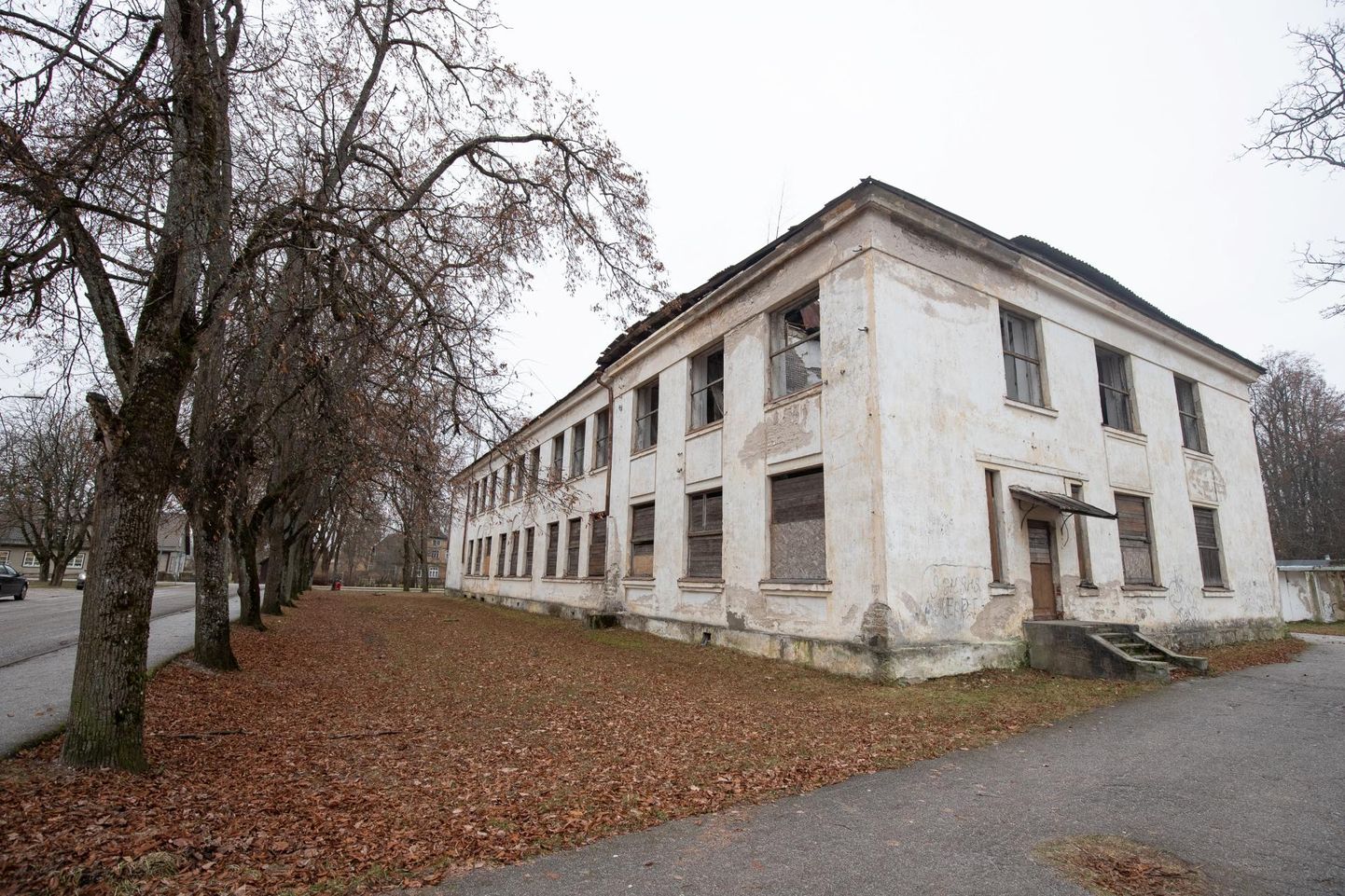 Aadressil Kooli 17 asuvas majas tegutses esmalt algkool, hiljem linna venekeelne kool. Peale renoveerimist muutub hoone nn avatud koolimajaks.