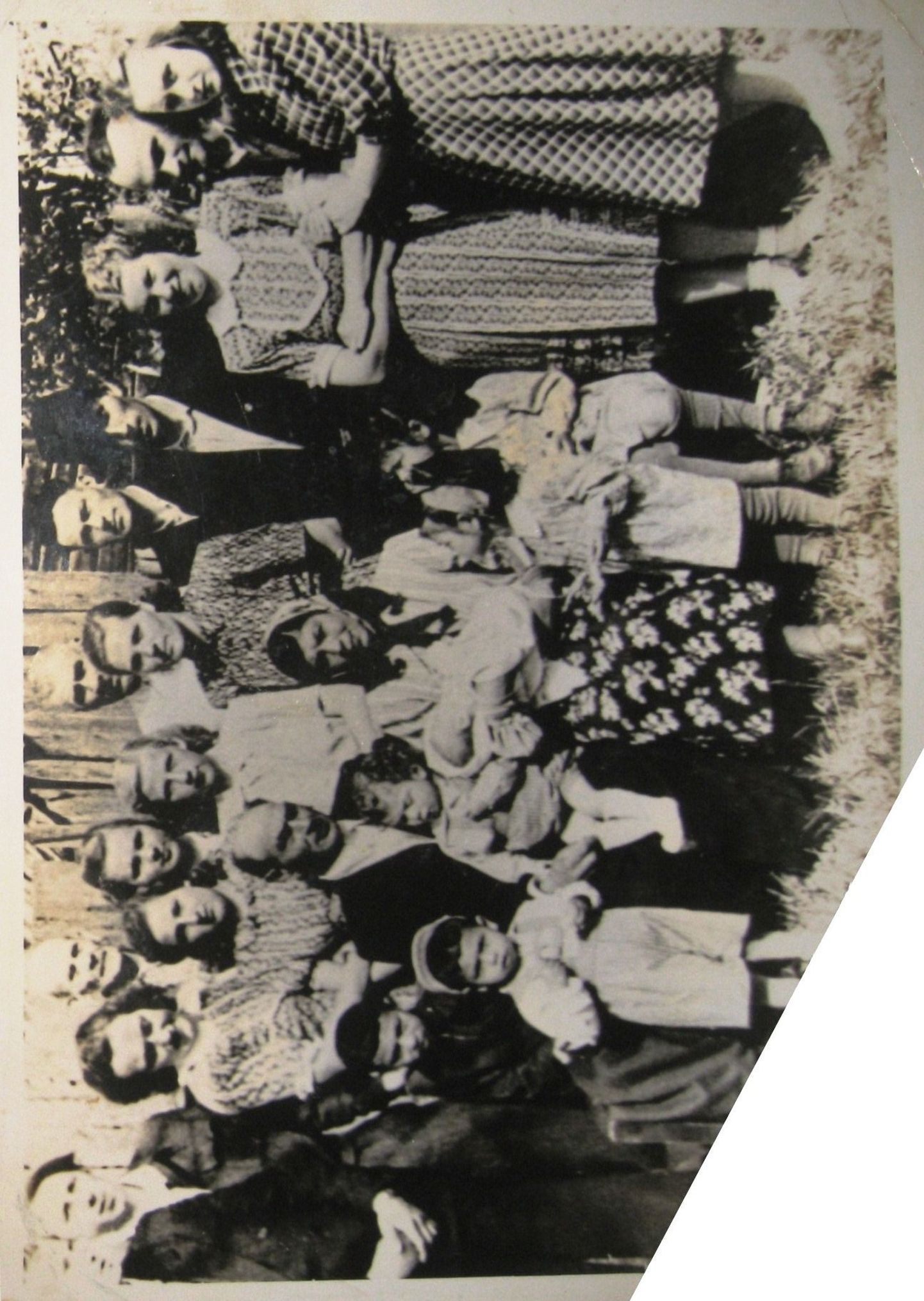 Kaia ristimise pilt Tõrvas. Vanem vend Villu (ees vasakult), August, isa Friedrich, süles Richard, ema Emma Kozlovska süles pisike Kaia, vanemaid piidleb Bergitta, tema taga õde Regina.