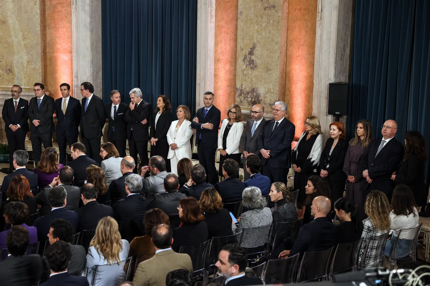 Portugali uue paremtsentristliku valitsuse liikmed 2. aprillil ametivande andmise tseremoonial.