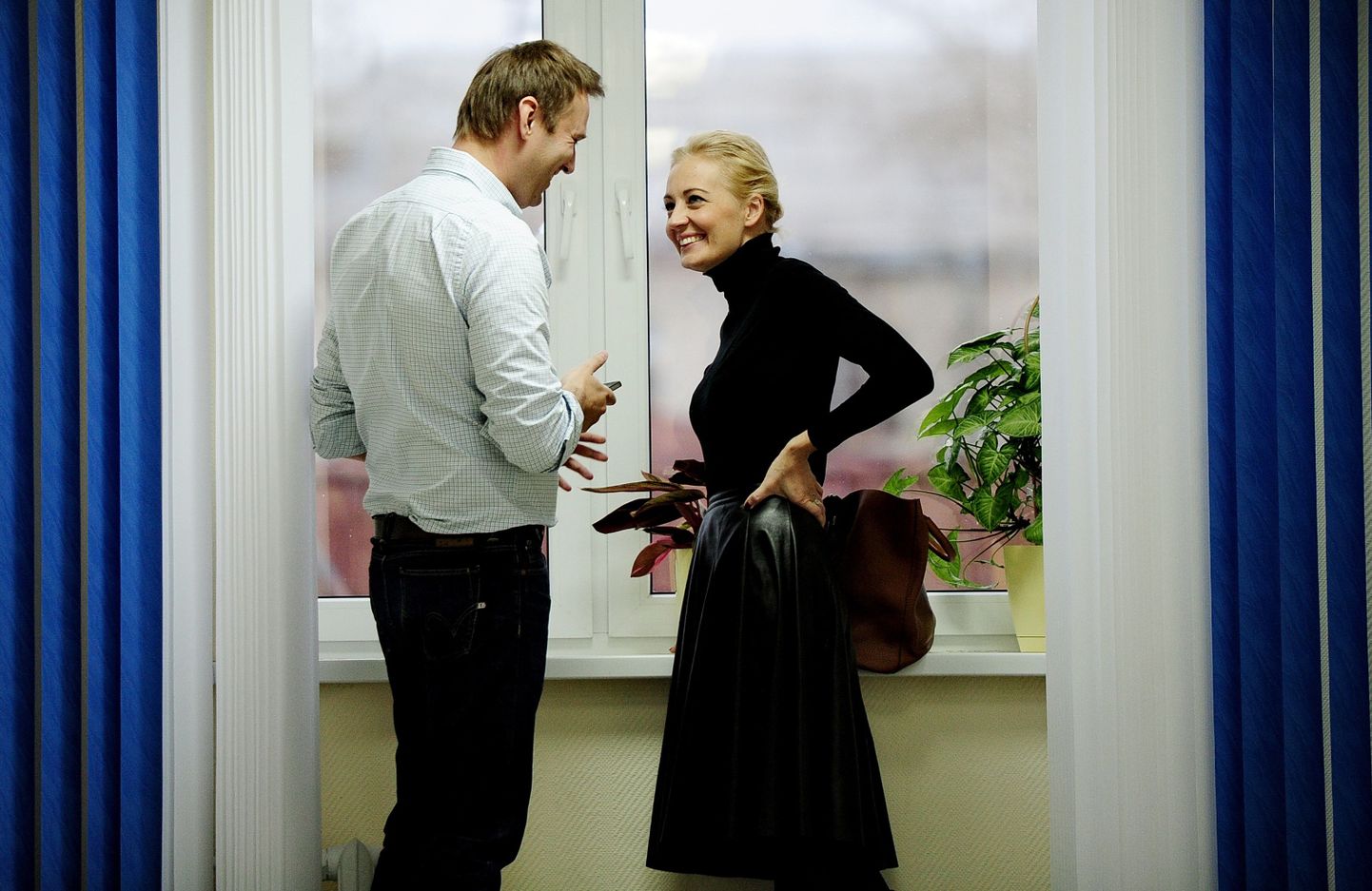 TASSi veebilehel olnud pilt, mida Kreml liiga ilusaks pidas. Aleksei Navalnõi ja tema abikaasa Julia 2013. aastal pärast üht Kirovi metsa kohtuasja istungit.
