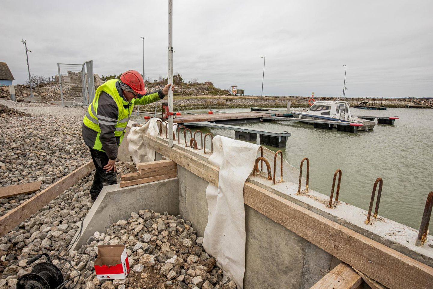 Lääne­ranna vallas võtab ilmet Virtsu kala­sadam, kus ühe viimase tööna paigaldavad OÜ Elteks Groupi töömehed kaielemente.