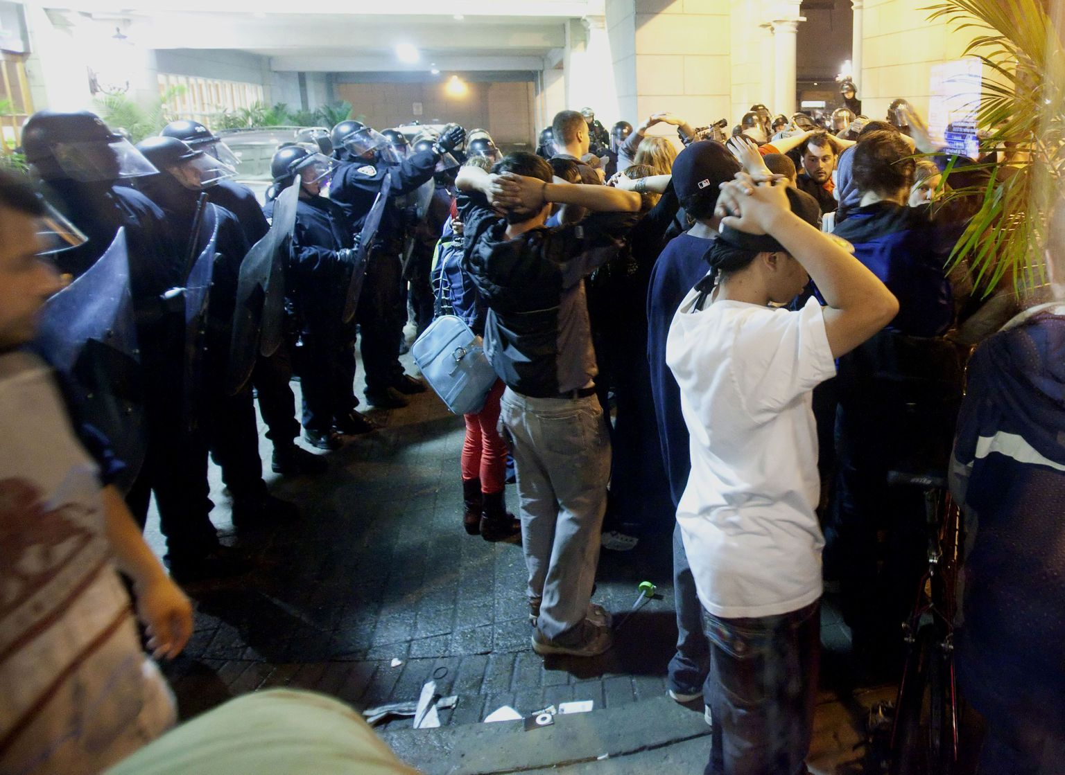 Märulipolitsei tegemas massilist vahistamist hotelli Novotel ees, kus mitmed G20 delegatsioonid peatuvad.