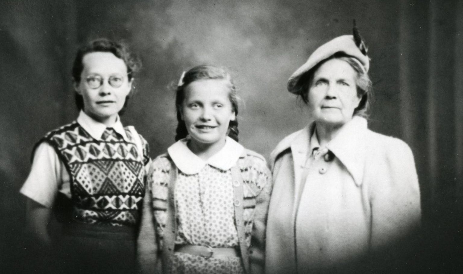 Elin Toona, tema ema Liki (vasakul) ja vanaema Ella paguluses