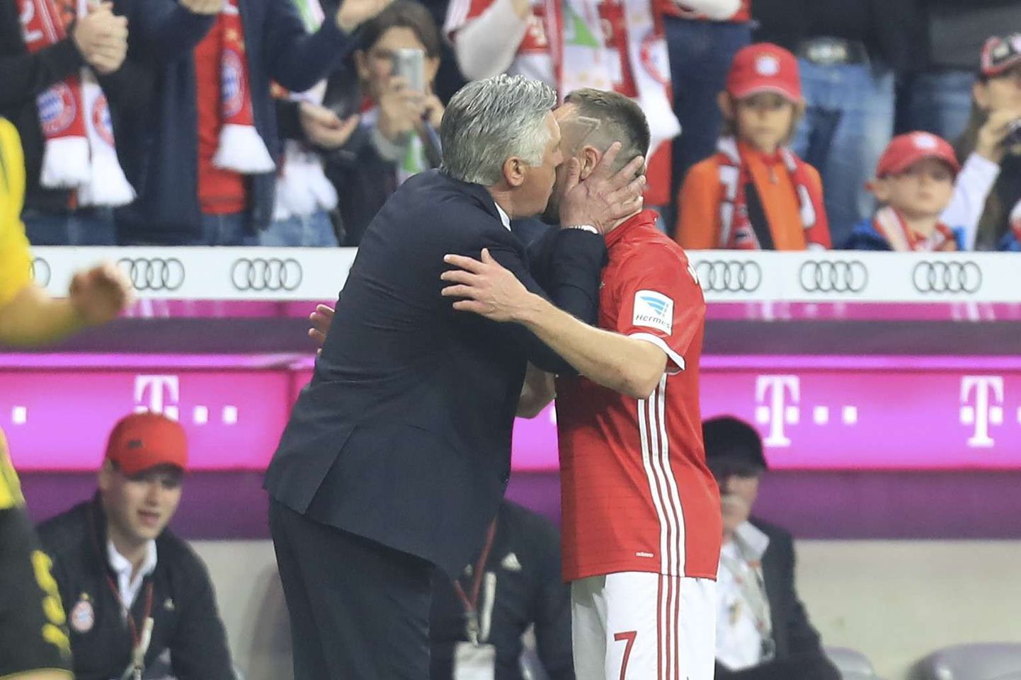 Главный тренер «Баварии» Карло Анчелотти целует в щеку хавбека Франка Рибери.