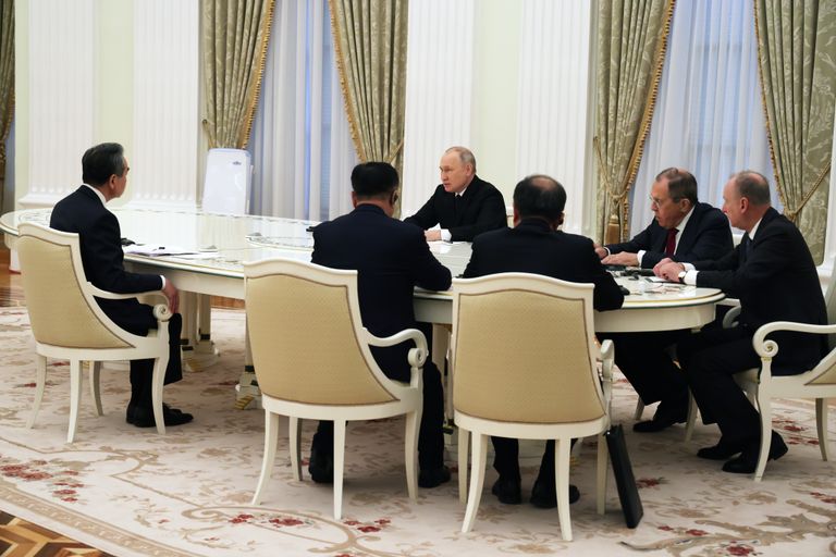 Venemaa president Vladimir Putin kohtus 22. veebruaril 2023 Moskvas Kremlis Hiina kõrge poliitiku Wang Yiga. Nad istusid koos kaaskonnaga kuulsa valge laua taga, kuid Putin ei hoidnud enam distantsi